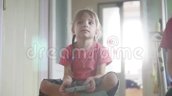 玩电子游戏的小女孩玩游戏游戏的女孩视频的预览图