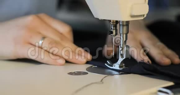 在工作室做缝纫机时装设计师的女人视频的预览图