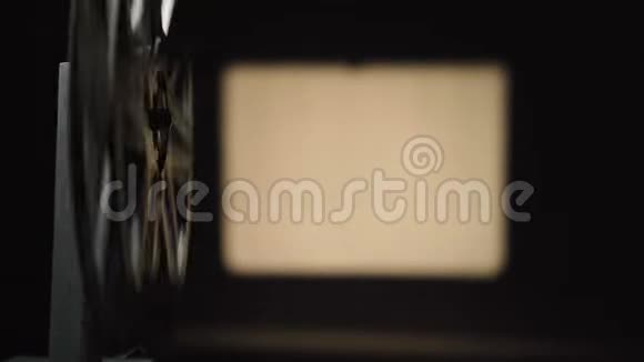 旧放映机拍摄黑色背景的录像视频的预览图