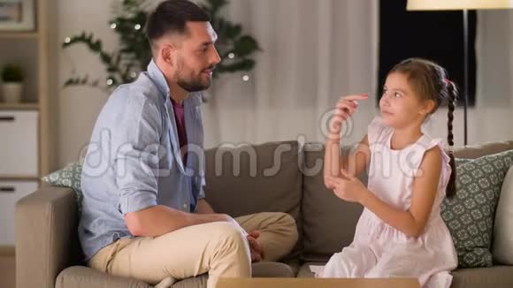 爸爸和女儿在家玩拍手游戏视频的预览图