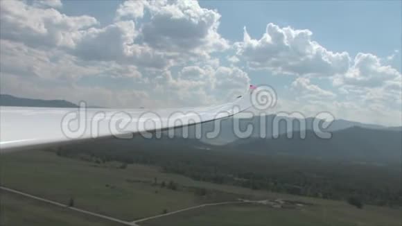滑翔机飞过山峰视频的预览图