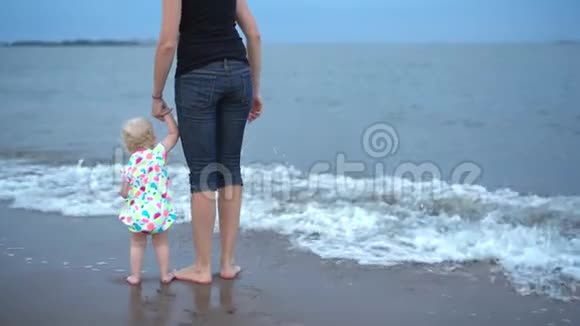 家庭幸福妈妈带着孩子在海滩上视频的预览图