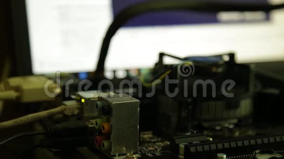 计算机内部主板带有处理器风扇和监视器背景上的网卡视频的预览图