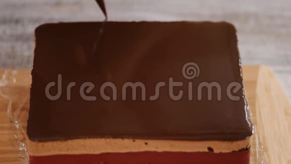 厨师用融化的巧克力装饰蛋糕视频的预览图