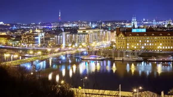 夜晚的布拉格城市景观全景视频的预览图