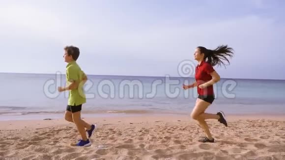 两个孩子早上一起跑步视频的预览图