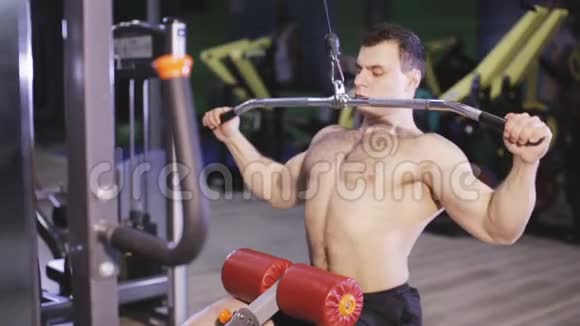 健身者正在健身时使用拿铁机锻炼背部肌肉视频的预览图