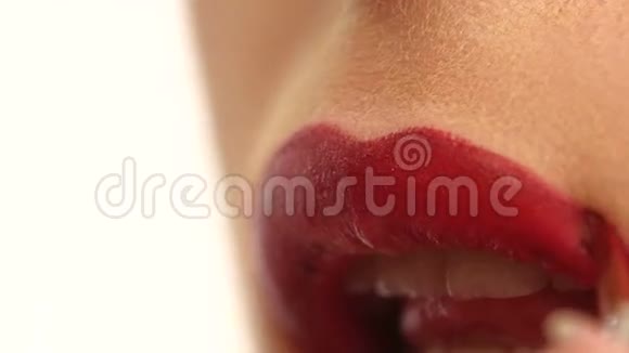 女人嘴唇的特写与鲜艳的时尚红色视频的预览图