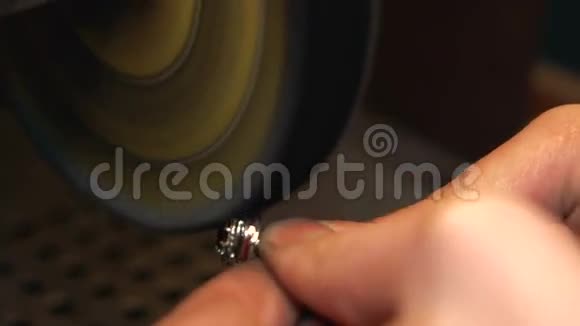 抛光设备特写上抛光银环的过程是制作银环的最后阶段视频的预览图