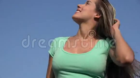 阳光明媚的日子里微笑的女人视频的预览图