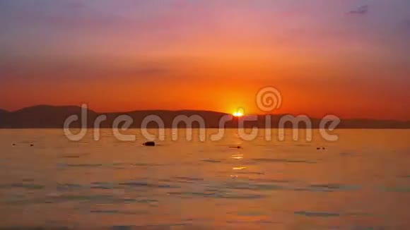 日落时分在海景上视频的预览图
