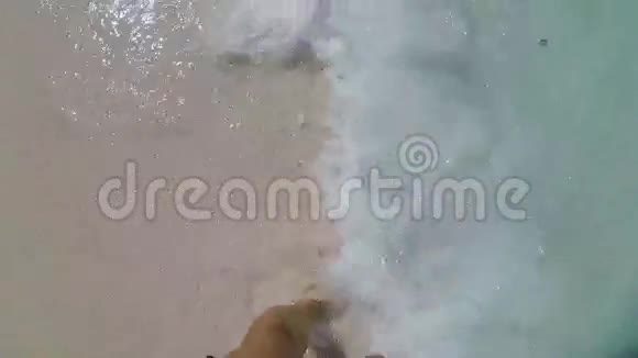裸脚男子在沙滩上行走在海浪中从上面可以看到高清的第一个人视图视频的预览图