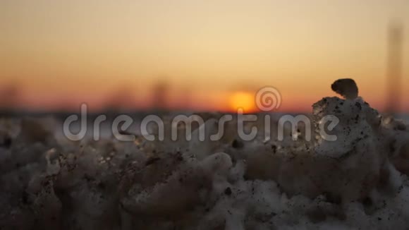 夕阳下的脏雪剪影冬日的自然景观美丽的户外背景视频的预览图