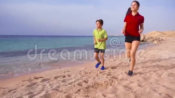 两个孩子早上一起跑步视频的预览图