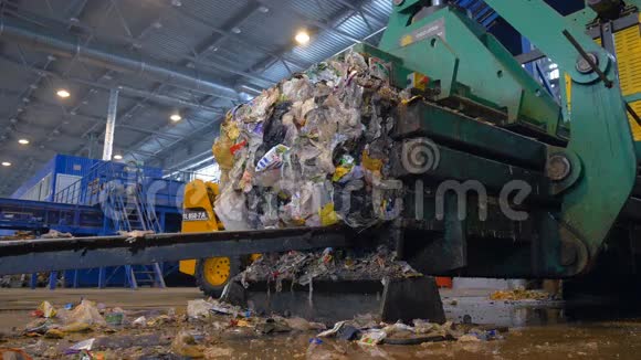 废物堆放在一个回收工厂时光流逝视频的预览图