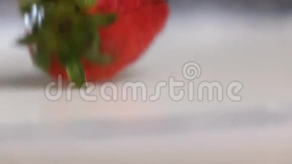草莓掉进牛奶里视频的预览图
