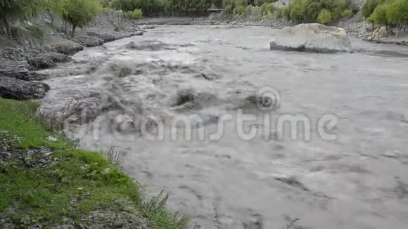 满流山尼泊尔河视频的预览图