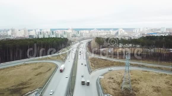 城市外交通汽车交汇处的俯视图录像公路上的交通车辆视频的预览图