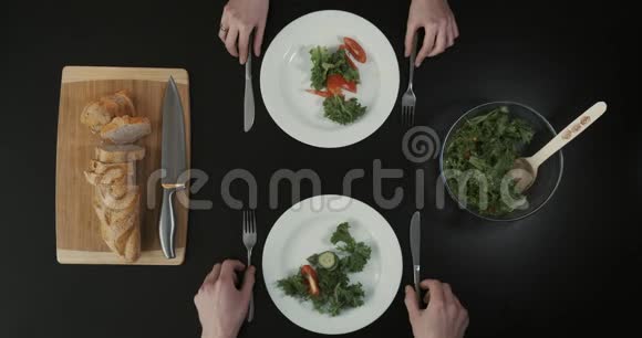 切菜沙拉上的俯视图人们吃午饭健康的生活方式理念俯视图视频的预览图