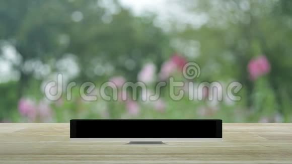 桌面现代电脑显示器网上购物商店图形和开放标志木桌上模糊的粉红色花和树视频的预览图