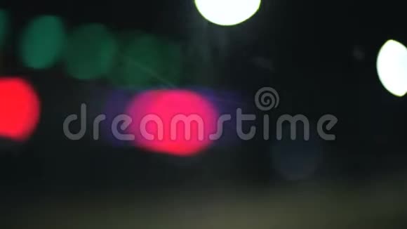 夜间乡村道路上的彩色bokeh灯动圈的交通公路灯夜间道路分散视频的预览图