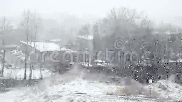 背景下的大雪视频的预览图