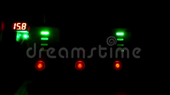 一排排绿灯和红灯闪烁的红绿灯视频的预览图