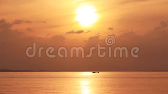 日落时在高高的大海上钓鱼船视频的预览图