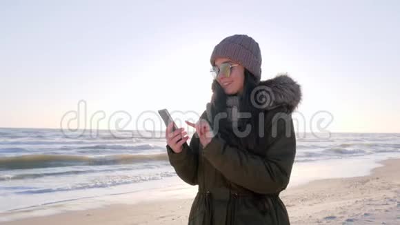 周末在海边戴太阳镜带小玩意的女人视频的预览图
