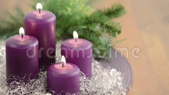 点燃紫色蜡烛圣诞装饰视频的预览图