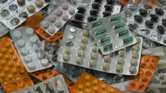 药片和药片背景的药物水泡旋转视频的预览图