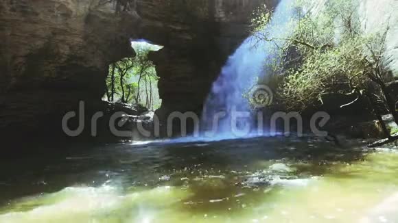 美丽的森林和岩石环绕着广州瀑布视频的预览图