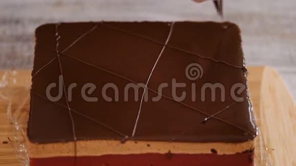 厨师用融化的巧克力装饰蛋糕视频的预览图