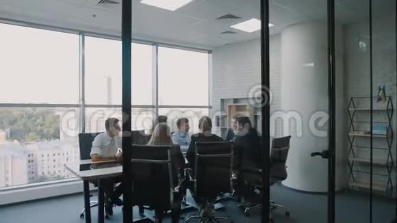 在办公室工作的人群团队合作视频的预览图