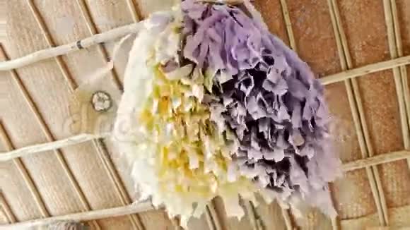 用紫色黄色流苏装饰的婚礼冠视频的预览图
