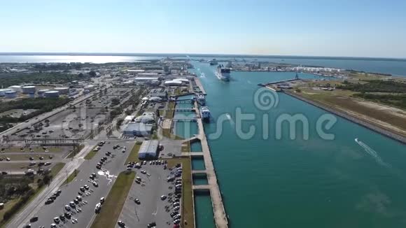 4k空中无人机海景全景大型豪华游轮在大城市港口蓝色海水中缓缓航行视频的预览图