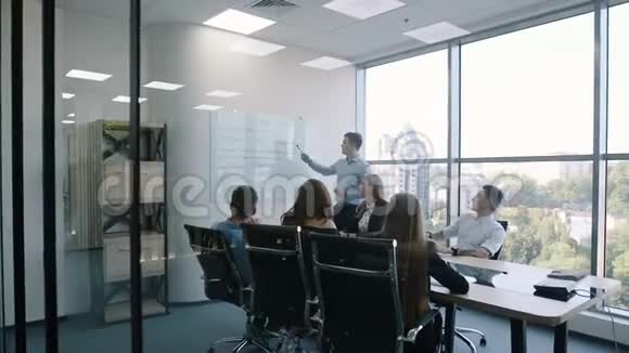 在办公室工作的人群团队合作视频的预览图
