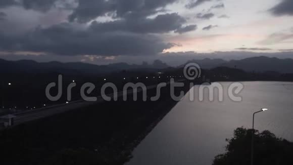泰国热带丛林湖Cheolan海岛野山自然国家公园游艇岩石视频的预览图