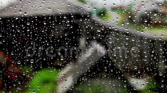 在大自然背景下的窗户上落下的雨水视频的预览图