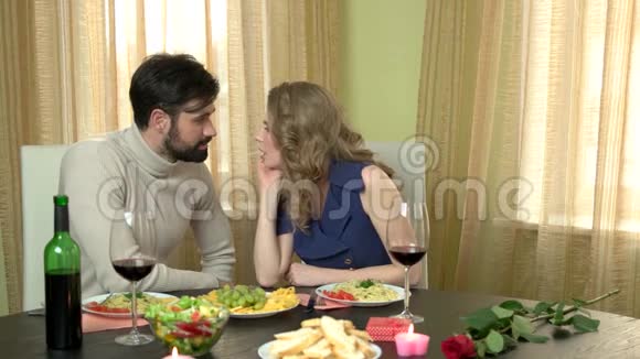 浪漫的情侣吃意大利面视频的预览图