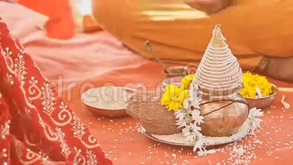 地毯上的传统印度婚礼配饰视频的预览图