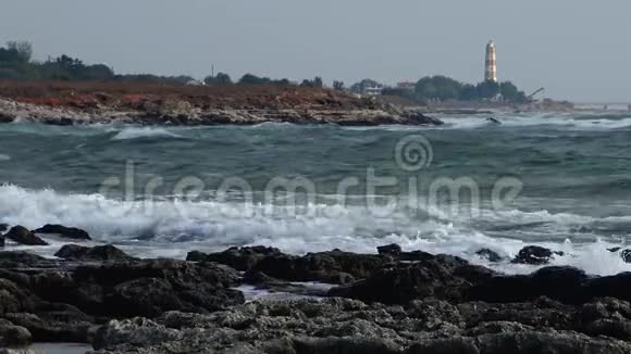 海上风暴岸边波浪破碎背景中的灯塔保加利亚黑海视频的预览图