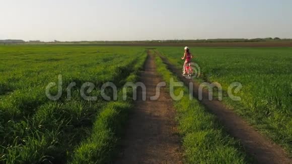 这孩子正在骑自行车骑自行车的小女孩农村的孩子视频的预览图