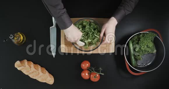 人在碗里拌菜男人正在做沙拉健康的生活方式上景视频的预览图