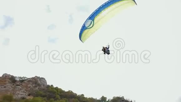 在群山背景下的滑翔伞串联飞行视频的预览图