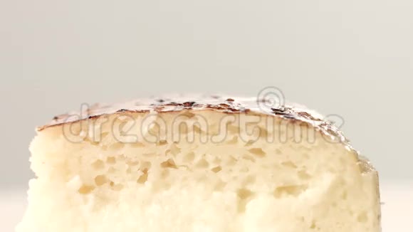 蛋糕切片上面浇着太妃糖焦糖酱视频的预览图