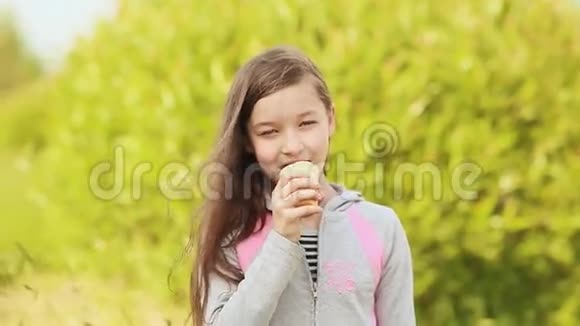 漂亮的11岁小女孩吃冰淇淋视频的预览图