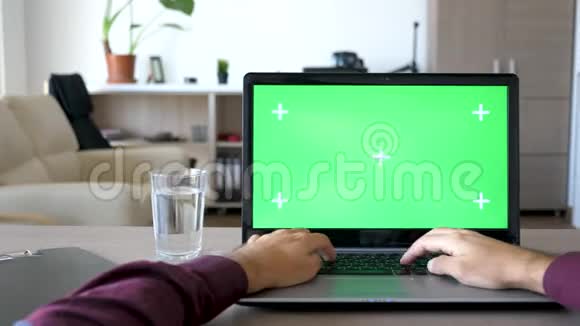 商人在家用绿色屏幕彩色电脑打字视频的预览图