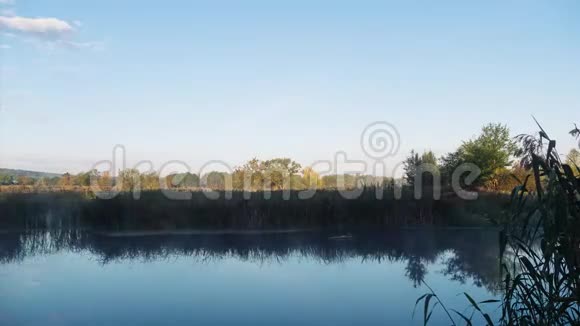 美丽如画的日出在河上的时间视频的预览图