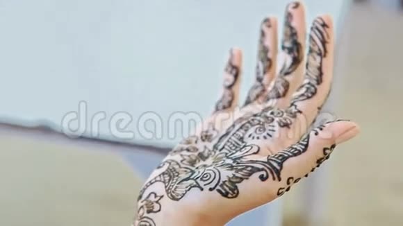 在手掌腕臂上与Henna的特写女孩展示模式视频的预览图